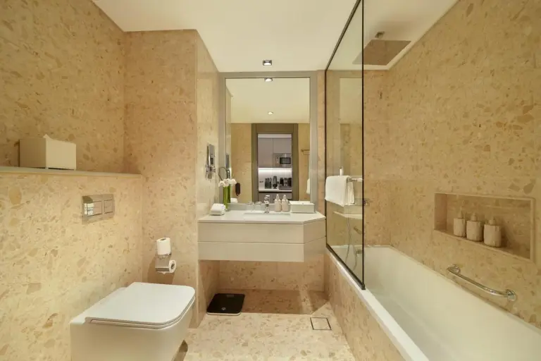 Modern bathroom at Mileo Hotel The Palm