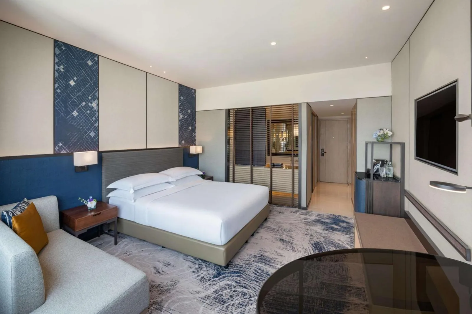 Modernes Zimmerinterieur im Millennium Hilton Bangkok