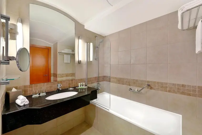 Salle de bains à Millennium Lakeview Residences à Dubaï