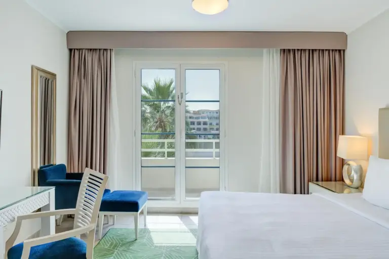Chambre avec vue à Millennium Lakeview Residences à Dubaï