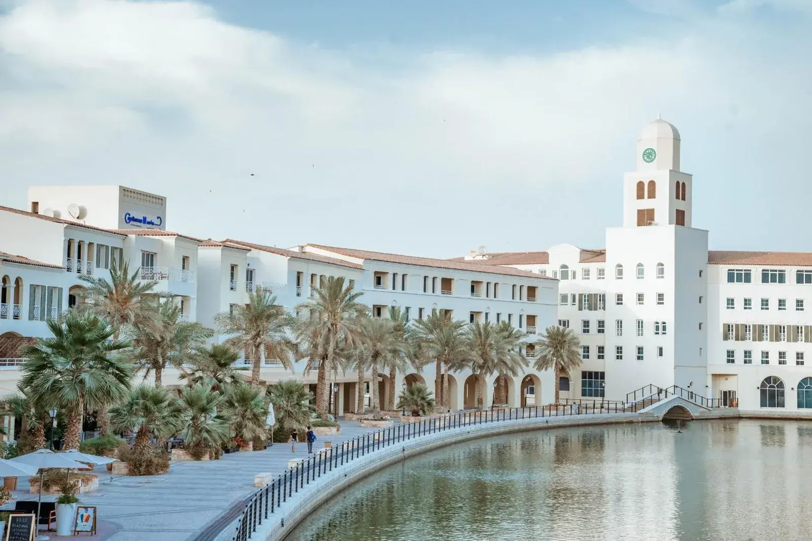 Vue extérieure de Millennium Lakeview Residences à Dubaï