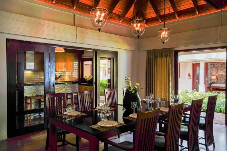 Área de comedor de Miskawaan Beachfront Villas