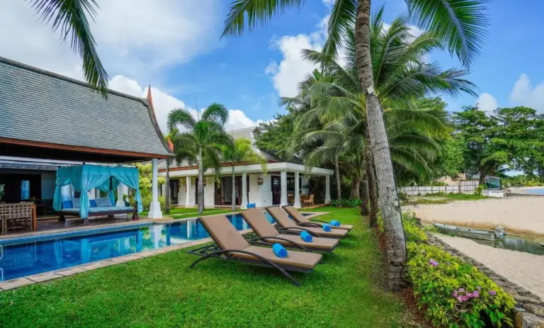 Miskawaan Beachfront Villas lounge area with sun loungers