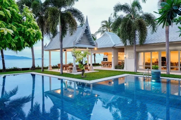 Vista junto a la piscina de Miskawaan Beachfront Villas en Koh Samui