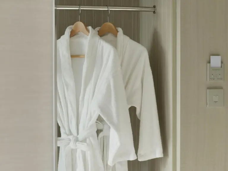 Albornoces colgados en Mitsui Garden Hotel Ginza Premier