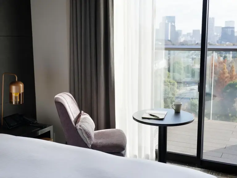 Chaise et table dans une chambre du Mitsui Garden Hotel Jingugaien Tokyo Premier