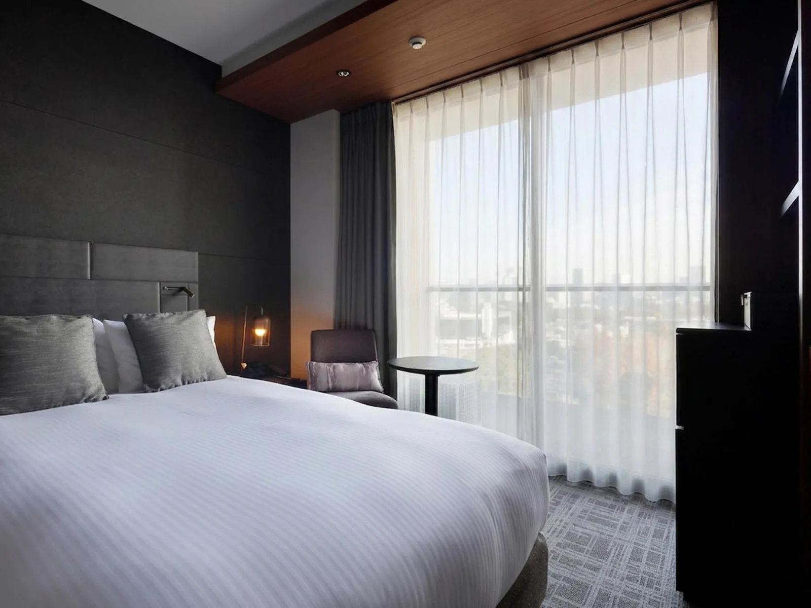 Chambre contemporaine au Mitsui Garden Hotel Jingugaien Tokyo Premier