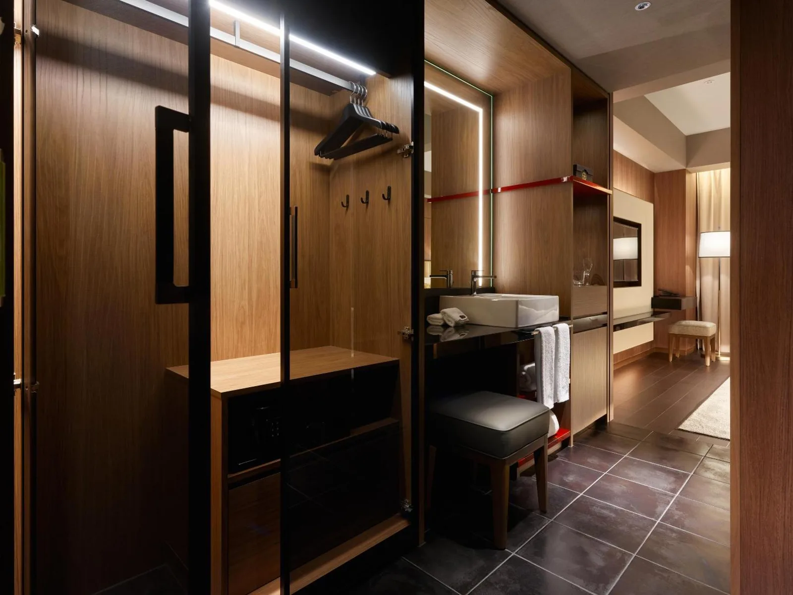 Mitsui Garden Hotel Roppongi Tokyo Premier wardrobe and closet space