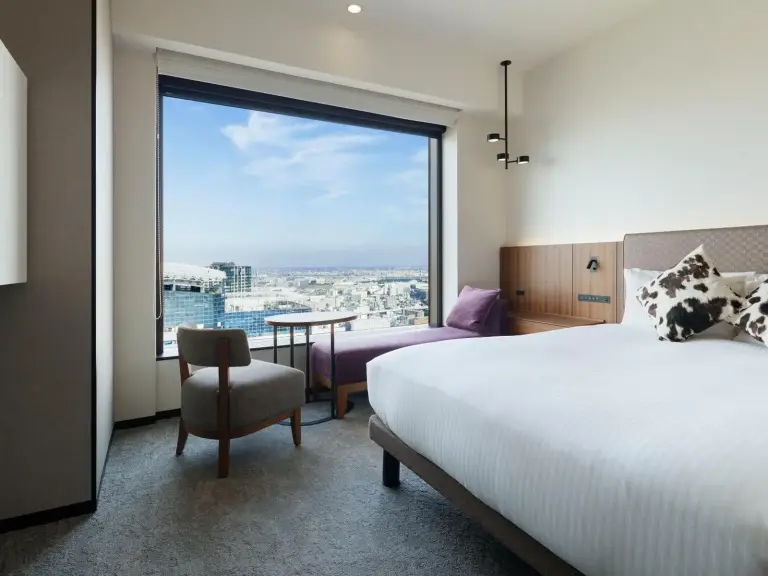 Gästezimmer mit Aussicht im Mitsui Garden Hotel Toyosu Premier in Tokyo.