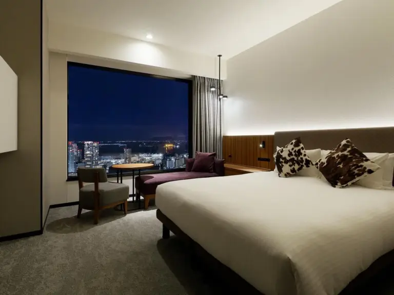 Gästezimmer bei Nacht im Mitsui Garden Hotel Toyosu Premier in Tokyo.