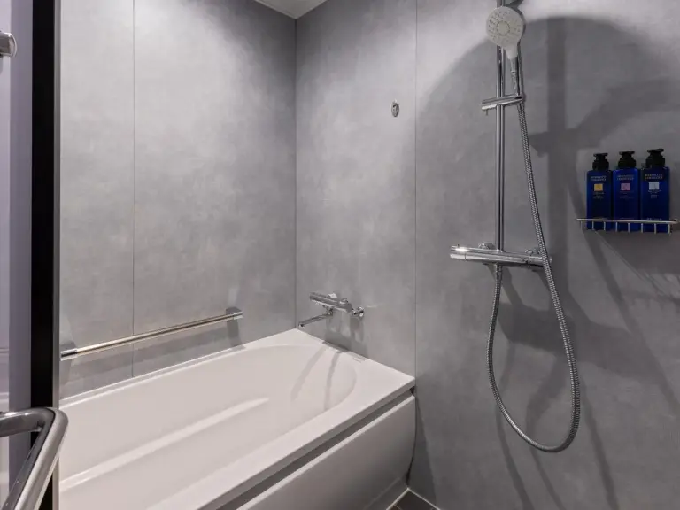 Baño moderno con bañera en Mitsui Garden Hotel Yokohama Minatomirai Premier