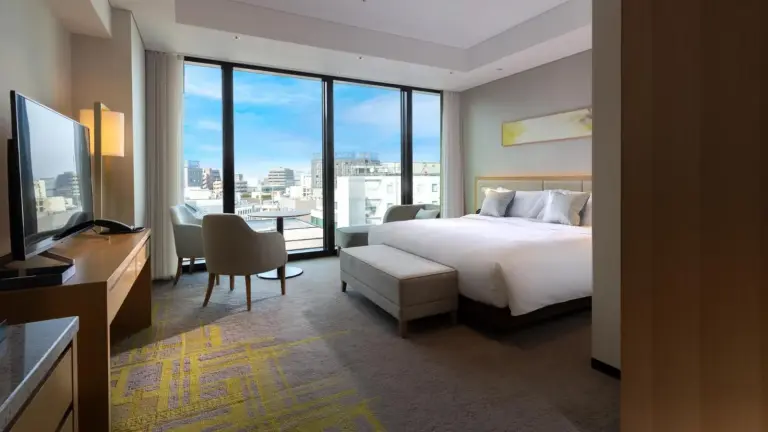 Interior de una habitación de huéspedes en Miyako Hotel Hakata con vistas a la ciudad.
