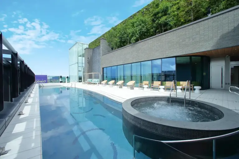 Zona de la piscina en la azotea de Miyako Hotel Hakata.