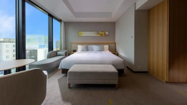 Habitación de huéspedes luminosa y espaciosa en Miyako Hotel Hakata.