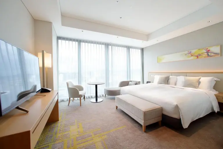 Elegante habitación de huéspedes con grandes ventanales en Miyako Hotel Hakata.