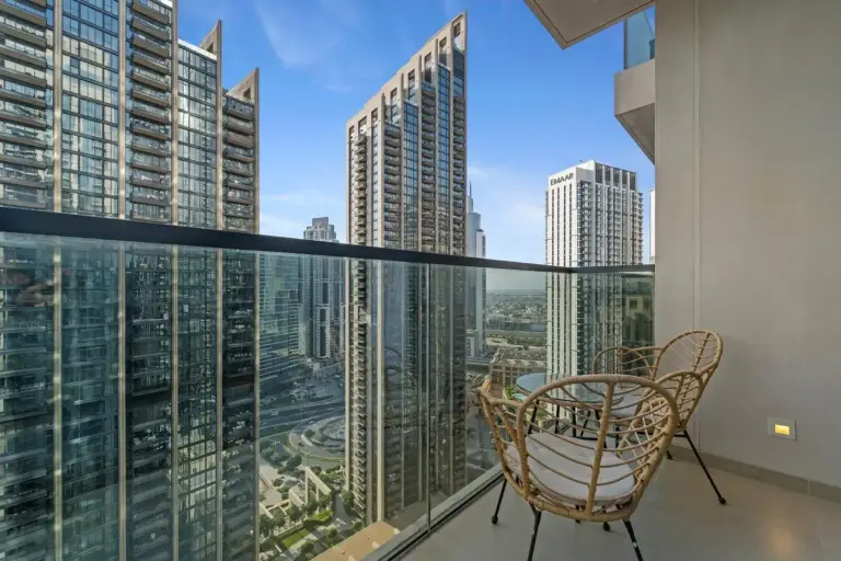 Balcón del Modern stylish 2BR Apartment con vistas al paisaje urbano