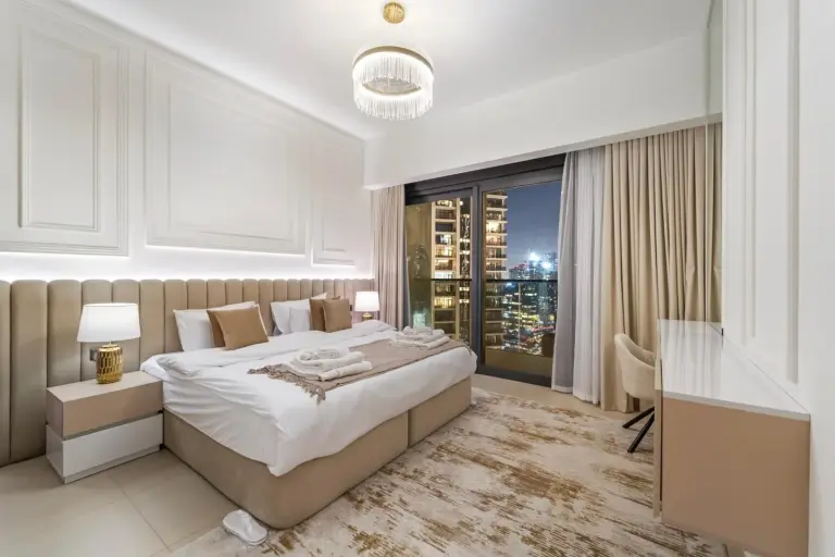 Dormitorio principal nocturno del Modern stylish 2BR Apartment