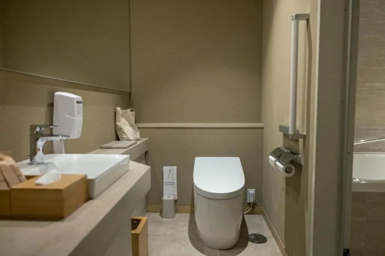 Moksa hotel modern bathroom