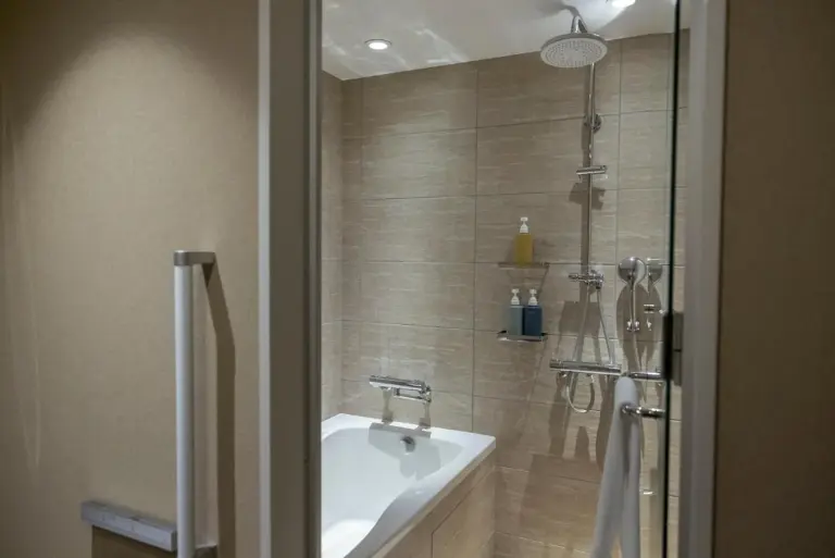 Moksa Hotel Badewanne und Duschbereich