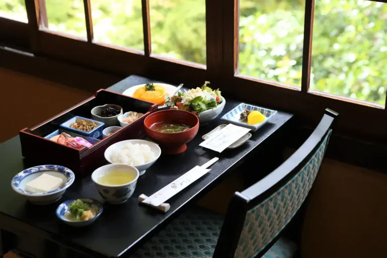 Desayuno tradicional en Momijiya Annex en Kyoto