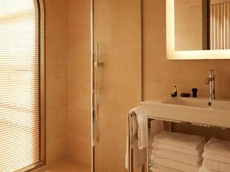 Baño moderno en Mondrian Bordeaux Les Carmes