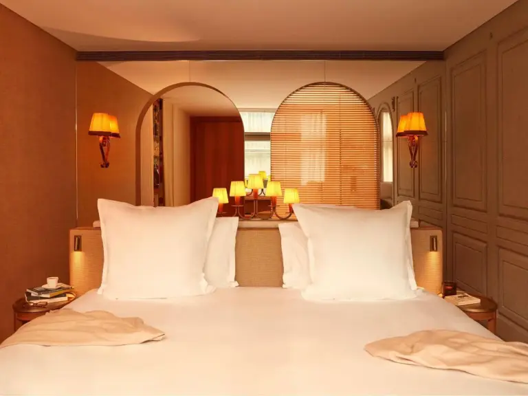 Cama acogedora en suite en Mondrian Bordeaux Les Carmes