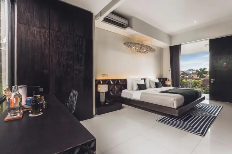 Monolocale Resort & Spa Seminyak by Ini Vie Hospitality – Hotel in Seminyak, Indonesien – ein Swimmingpool mit Stühlen und Sonnenschirmen im Monolocale Resort & Spa Seminyak by Ini Vie Hospitality in Seminyak
