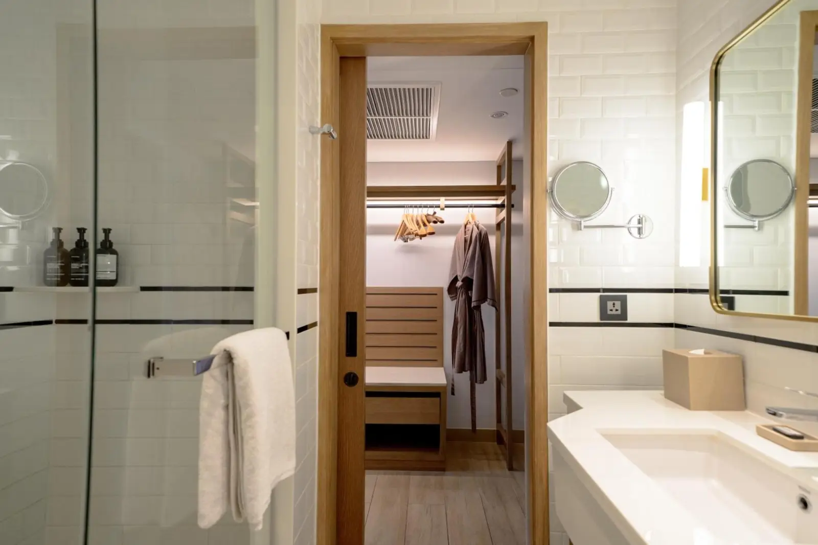 Montien Hotel Surawong Bangkok Badezimmer-Eingang