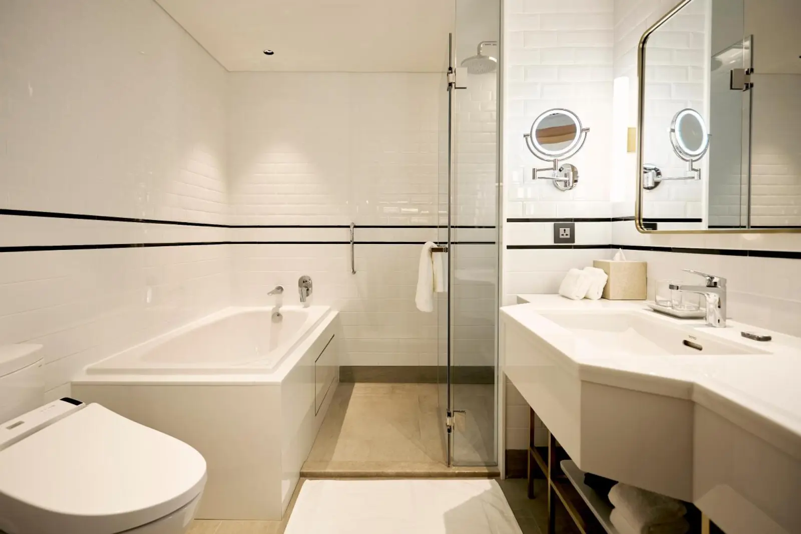 Montien Hotel Surawong Bangkok stilvolles Badezimmer mit Badewanne