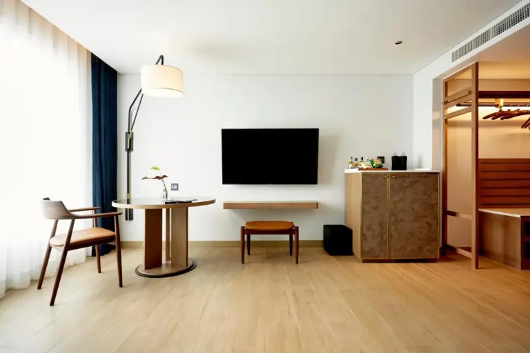 Zimmerausstattung im Montien Hotel Surawong Bangkok mit Fernseher und Tisch