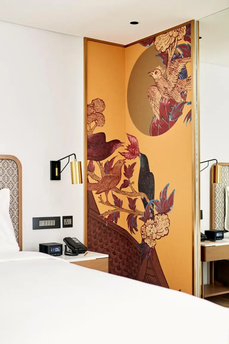 Montien Hotel Surawong Bangkok Zimmerdetail mit Kunstwerken