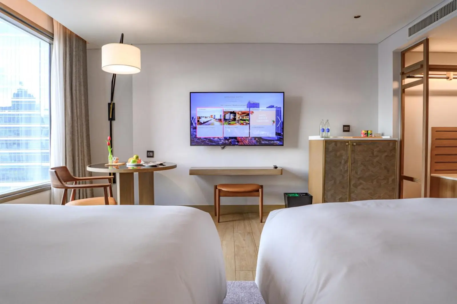 Montien Hotel Surawong Bangkok Zimmer mit Fernseher und Erfrischungen