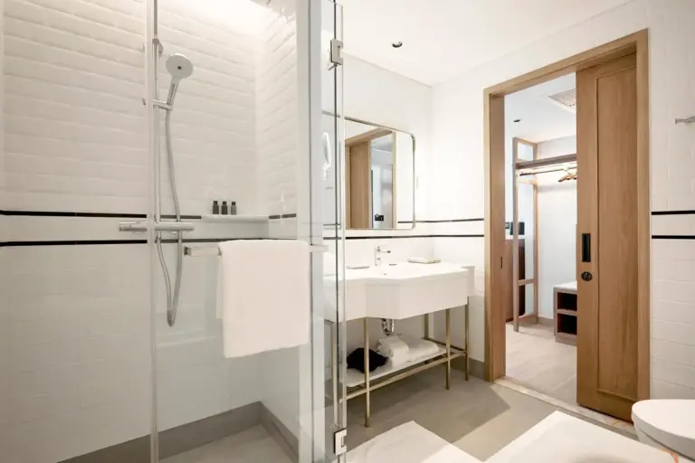 Montien Hotel Surawong Bangkok moderner Duschbereich