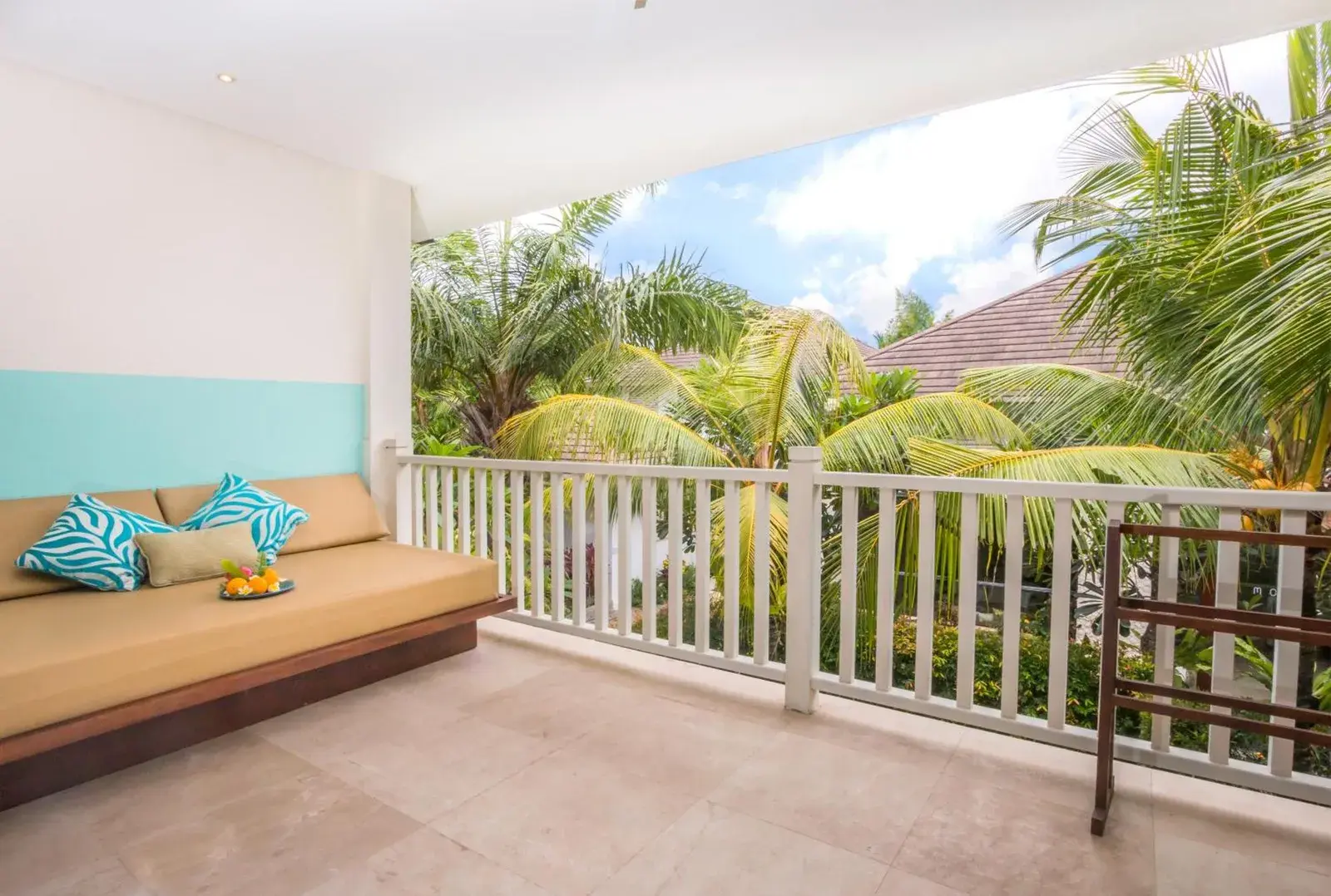 Montigo Resorts Seminyak Balkon mit Blick auf Palmen