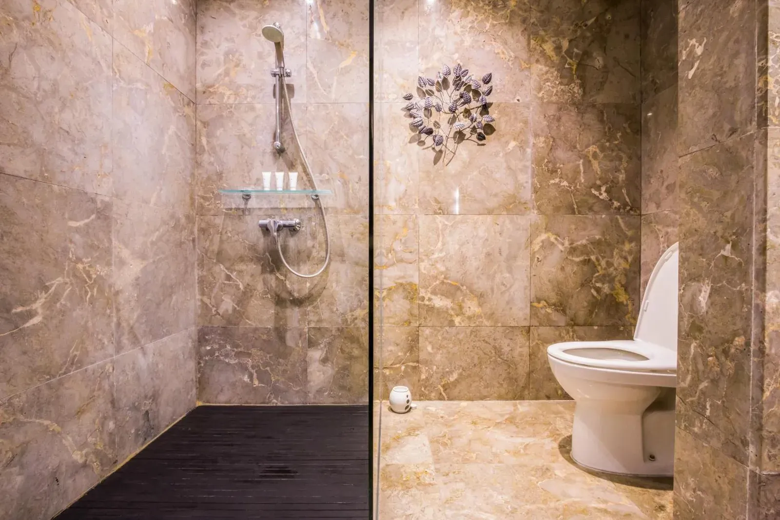 Modernes Badezimmerdesign im Montigo Resorts Seminyak
