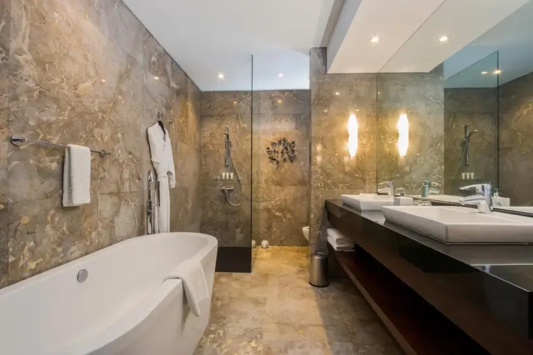 Luxuriöses Badezimmer mit Badewanne im Montigo Resorts Seminyak
