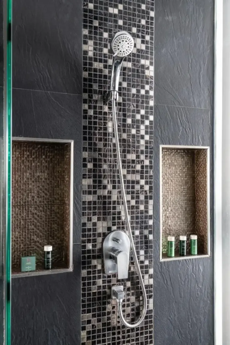 Montraj Continent Sukhumvit Bangkok – Bangkok, Thailand hotel – a shower with a shower head in a bathroom at Montraj Continent Sukhumvit Bangkok in Bangkok