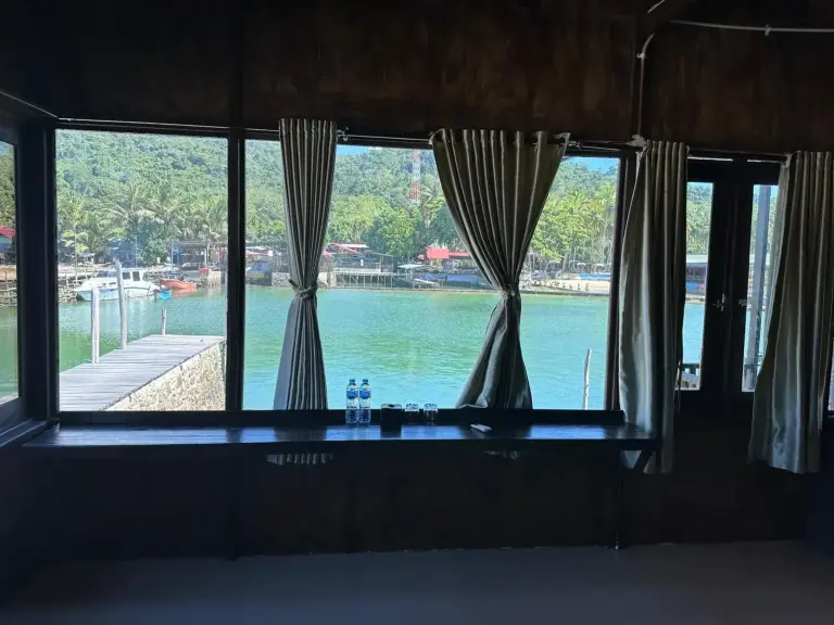 mooi-park-waterfront-lounge-indonesia-sorong
