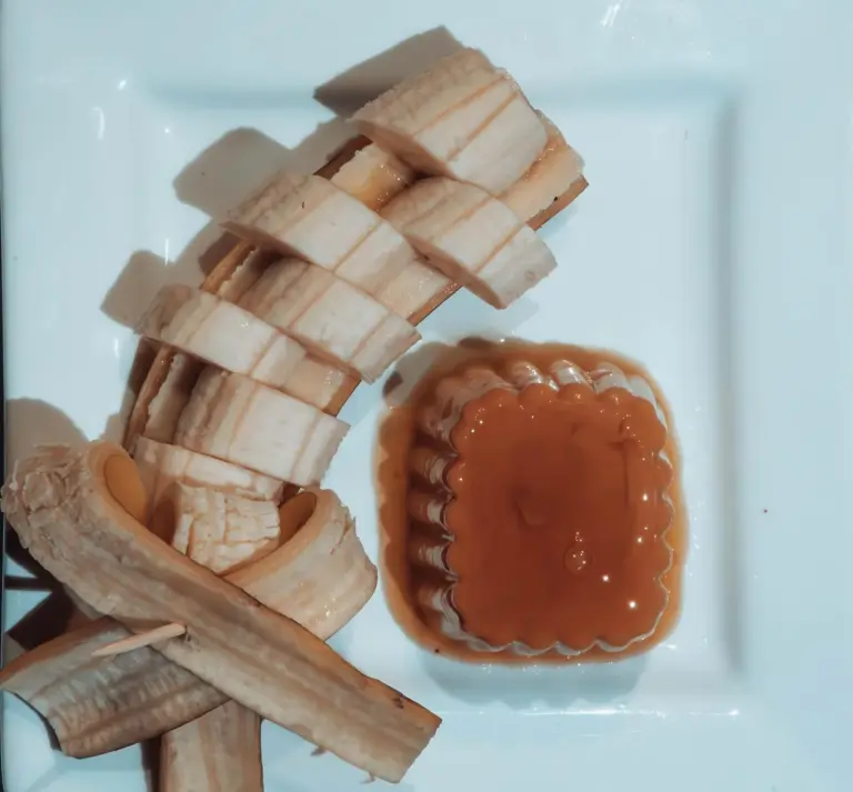 Köstliches Bananendessert im Moonlight Luxury Camp serviert