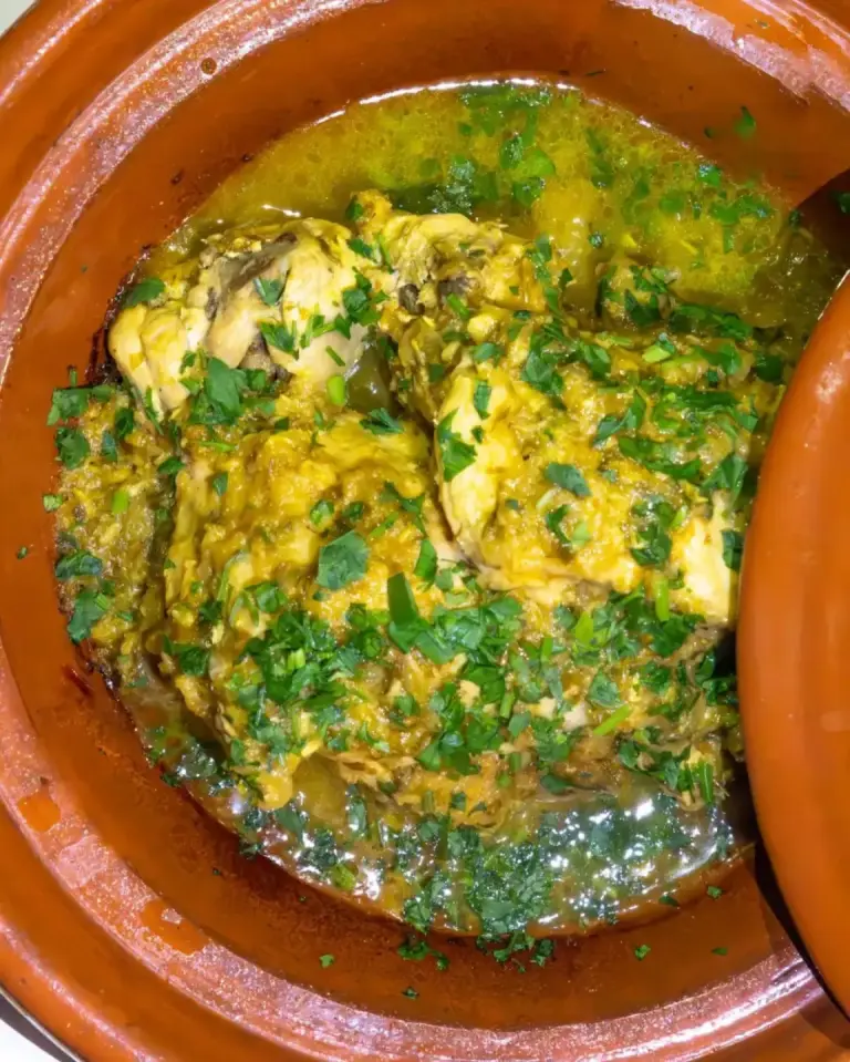 Herzhaftes Hähnchen-Tagine-Gericht im Moonlight Luxury Camp