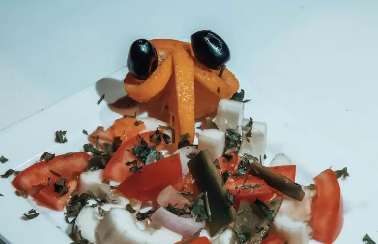 Kreativ angerichteter Salat im Moonlight Luxury Camp
