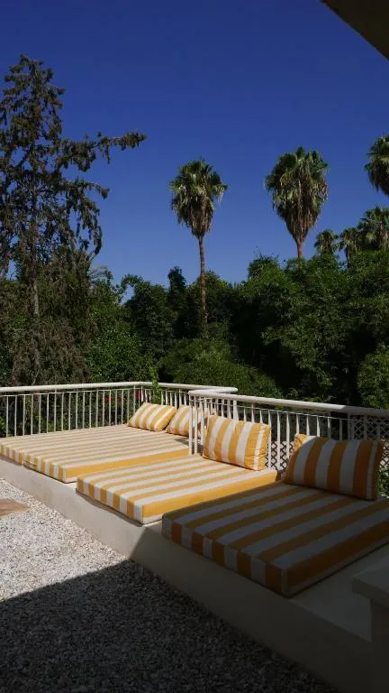Espace lounge avec chaises longues au MORO Marrakech Boutique Hôtel