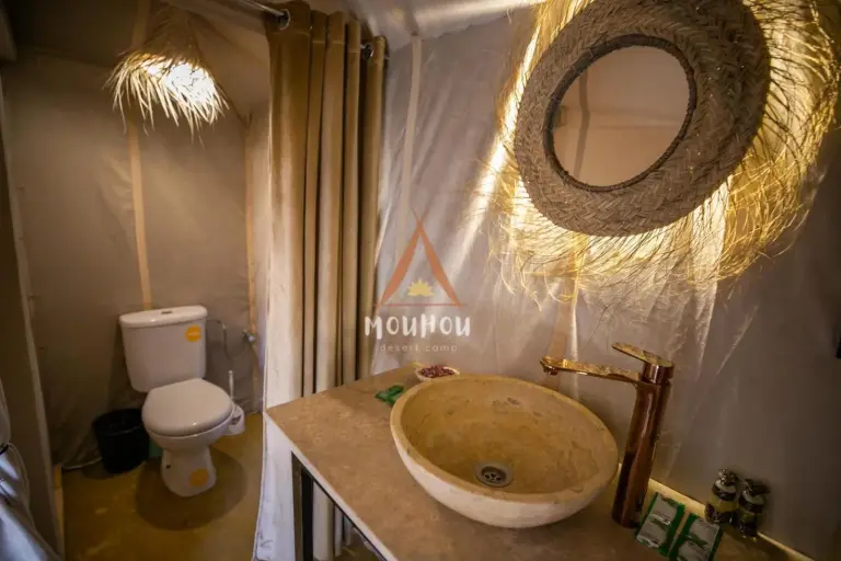 Lavabo y zona de ducha dentro de Mouhou Desert Camp en Merzouga