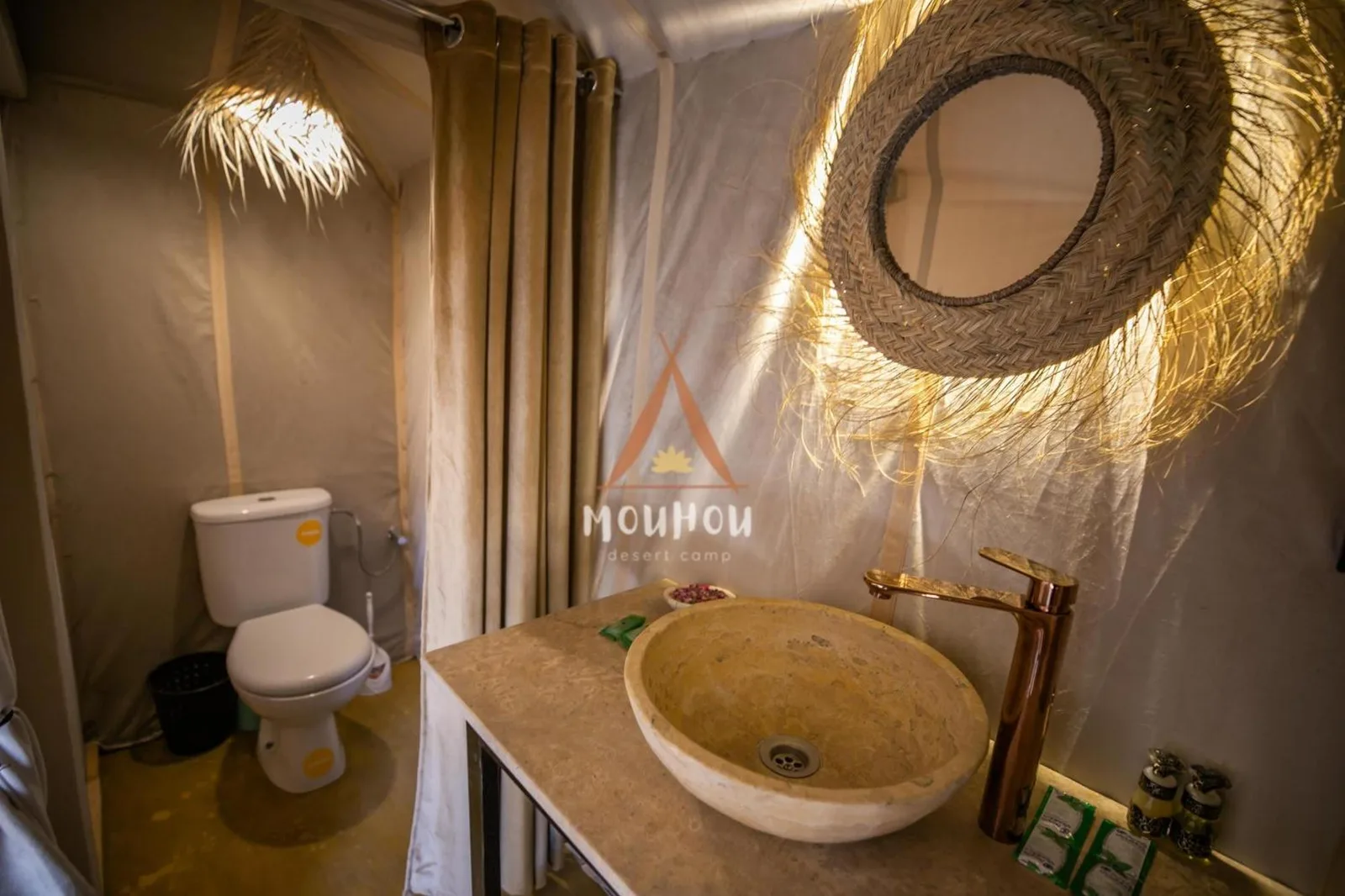 Lavabo y zona de ducha dentro de Mouhou Desert Camp en Merzouga