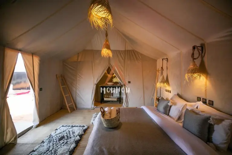 Otra vista del amplio dormitorio de tienda en Mouhou Desert Camp en Merzouga