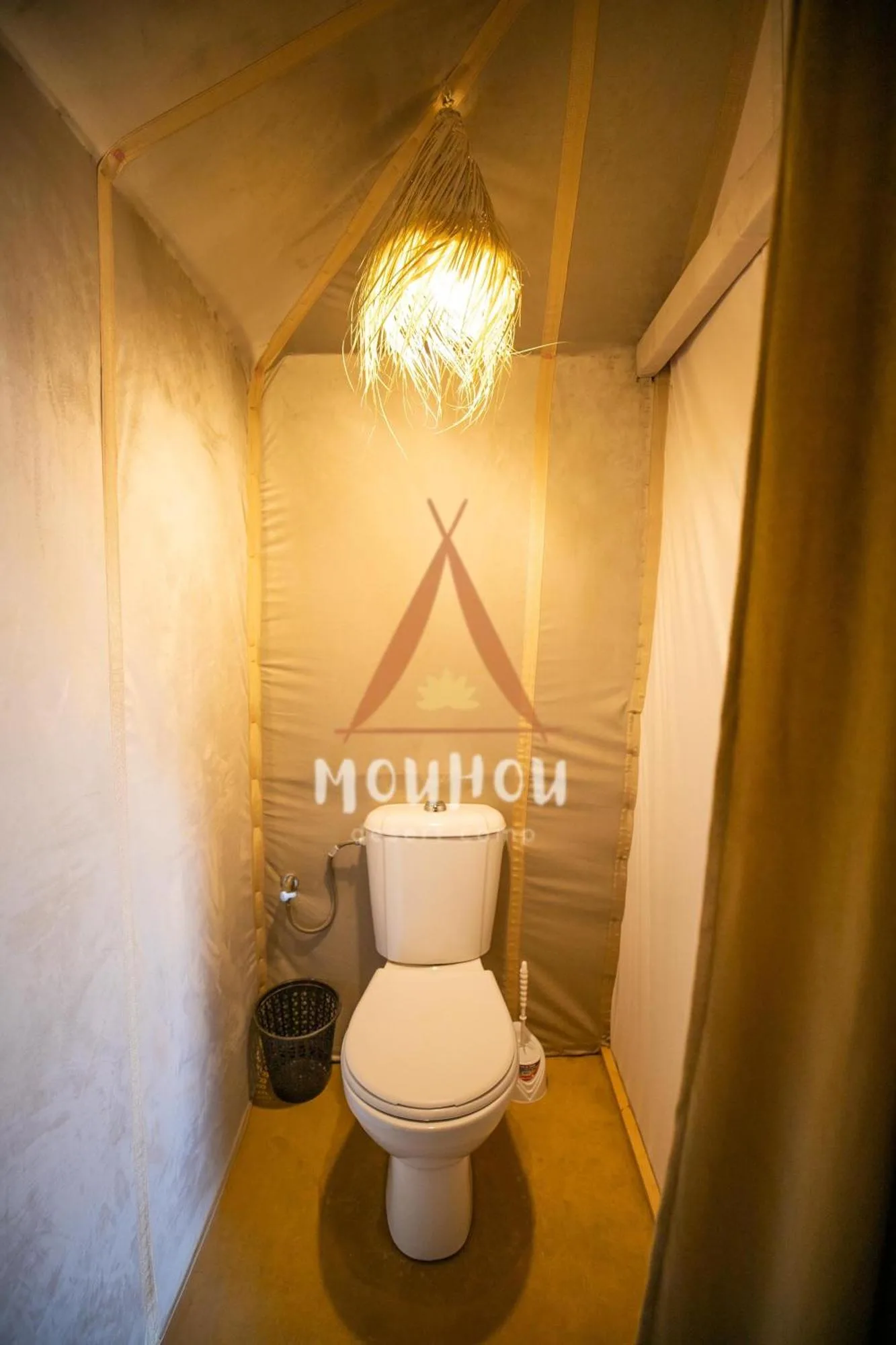 Baño privado dentro de Mouhou Desert Camp en Merzouga