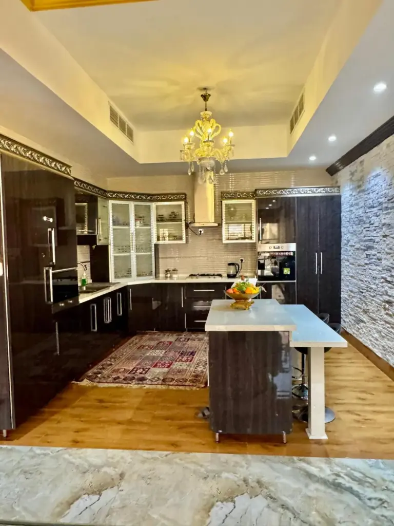 Cocina moderna en Mount Hut en Dubái