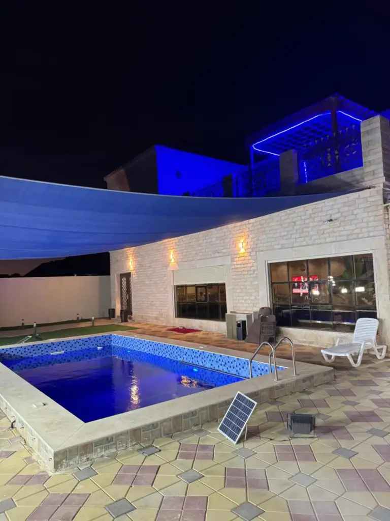 Área de la piscina de Mount Hut iluminada por la noche en Dubái