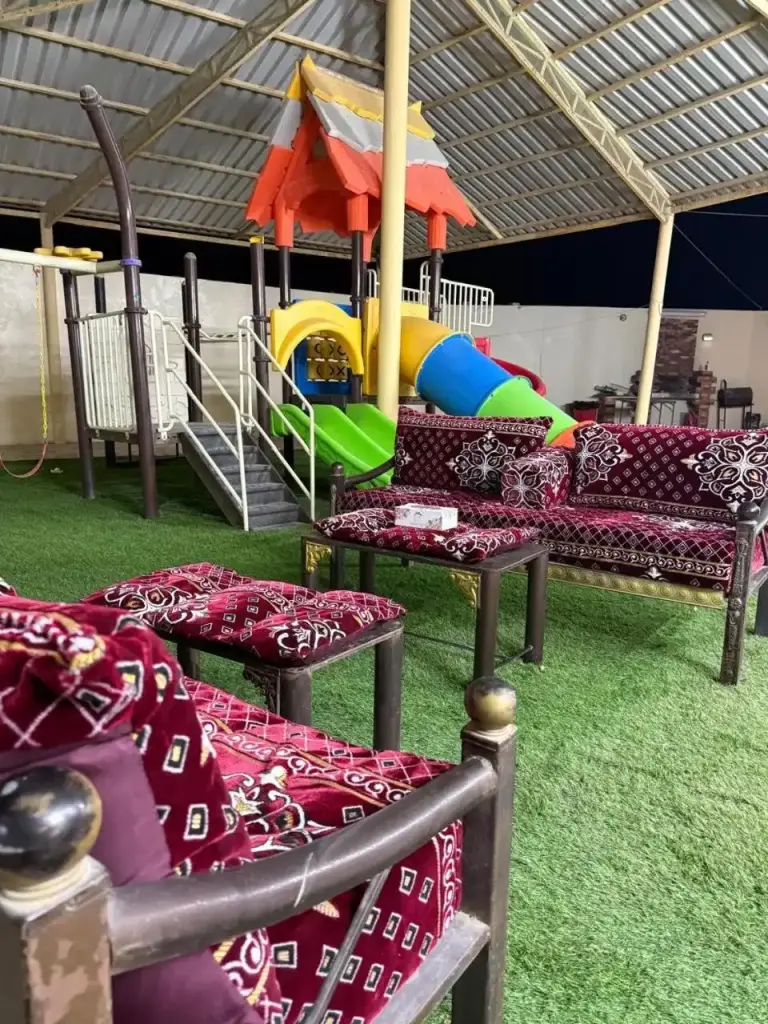 Asientos al aire libre de Mount Hut cerca del área de juegos en Dubái