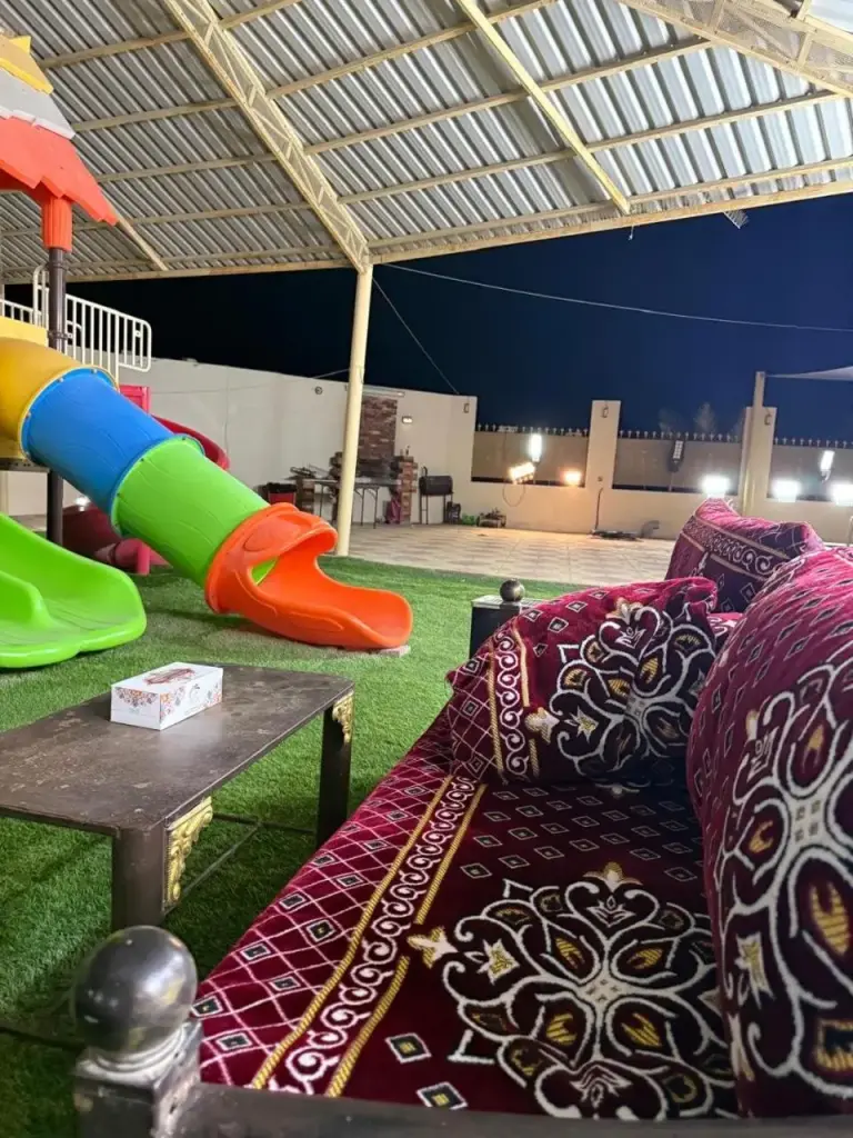 Área de juegos al aire libre de Mount Hut con tobogán colorido en Dubái